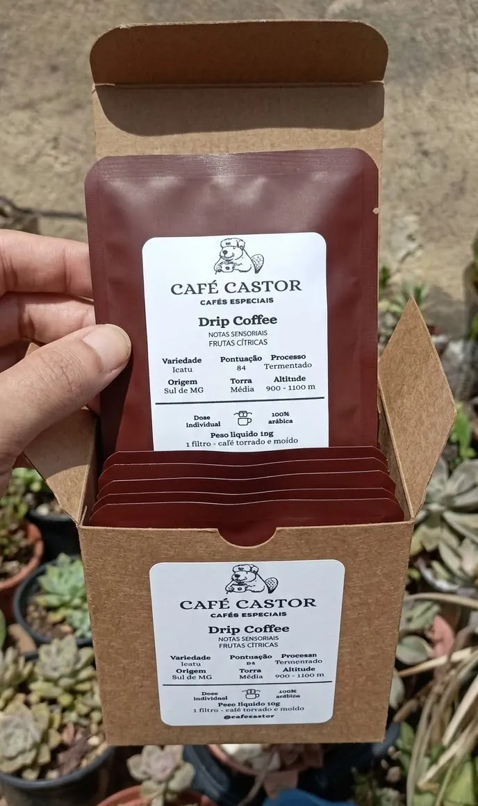 Foto real da caixa aberta de drip coffee Castor Icatu Fermentado